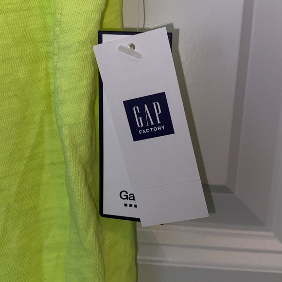 GAP -LOT (3) V-Neck Tee & Tanks - Picture 7 of 7